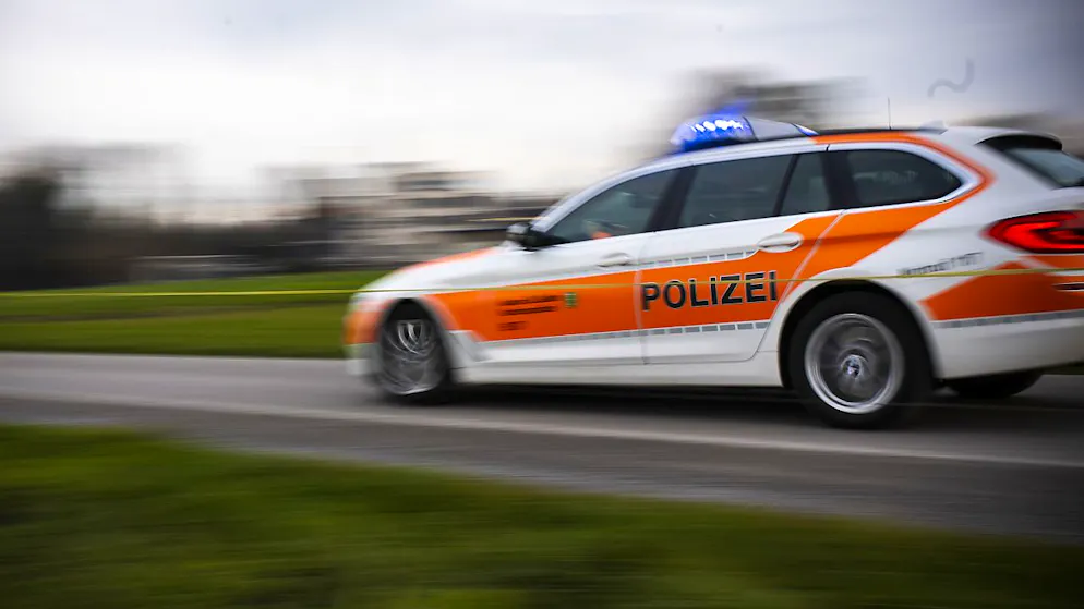 Ein Polizeifahrzeug auf einer dringlichen Fahrt. (Archivbild)