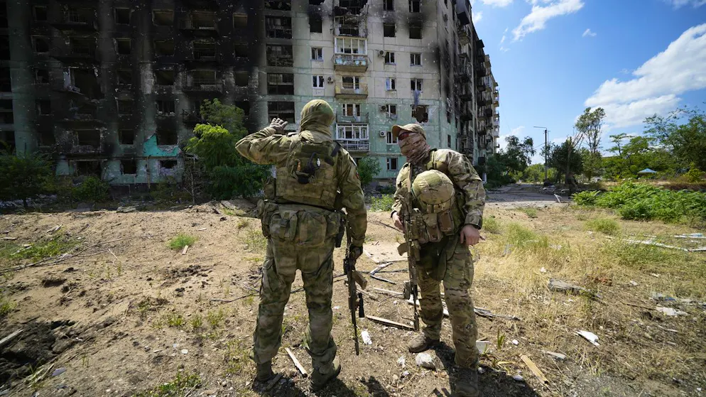 Russische Soldaten vor einem schwer beschädigten Wohnhaus in Sjewjerodonezk. Ende Juni, rund vier Monate nach Kriegsbeginn, hatte die Ukraine den Rückzug ihrer Truppen aus der umkämpften Stadt im Osten des Landes angeordnet. (13. Juni 2022)