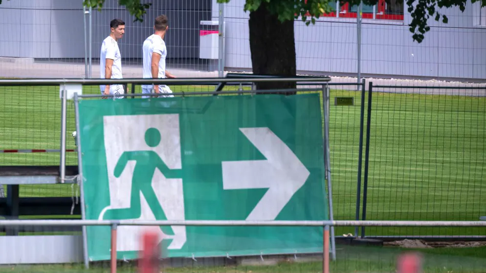 Robert Lewandowski (l.) sucht den (Not-)Ausgang beim FC Bayern.