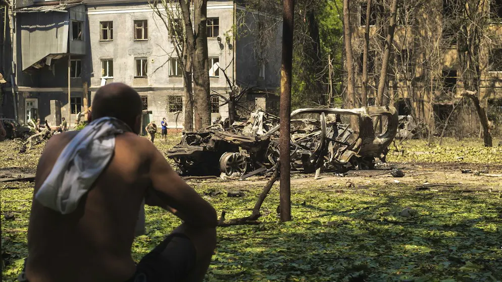 Ein Mann betrachtet die Zerstörungen in Kramatorsk am 7. Juli 2022. (Archiv)