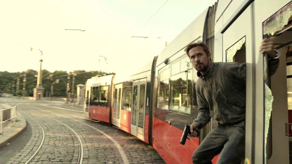 HANDOUT - Schauspieler Ryan Gosling als ehemaliger CIA-Agent Court Gentry alias Sierra Six in einer Szene aus "The Gray Man". Der Thriller ist ab 22.07.2022 auf Netflix zu sehen. Foto: Courtesy Of Netflix © 2022/dpa - ACHTUNG: Nur zur redaktionellen Verwendung im Zusammenhang mit einer Berichterstattung über den Film und nur mit vollständiger Nennung des vorstehenden Credits