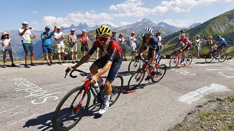 Pidcock Sieger auf der Alpe d'Huez – Vingegaard weiter in Gelb - Gallery. Eine Fünfer-Spitzengruppe, angeführt von Thomas Pidcock (links) und Giulio Ciccone (in Blau), nahm den Aufstieg zur Alpe d'Huez gemeinsam in Angriff
