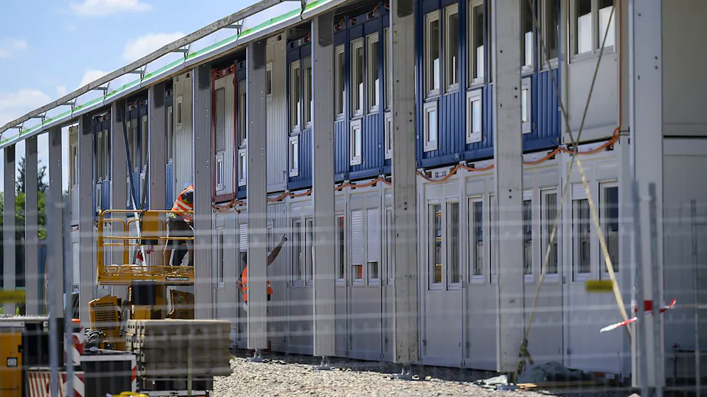Der Kanton Bern errichtete auf dem Berner Viererfeld ein Containerdorf für Flüchtlinge. Auch Meggen prüft eine Wohncontainersiedlung. (Archivbild)