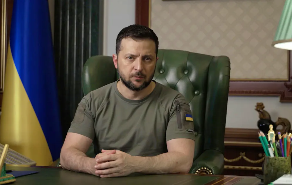 Der ukrainische Präsident Wolodymyr Selenskyj hält seine nächtliche Videoansprache an die Nation.
