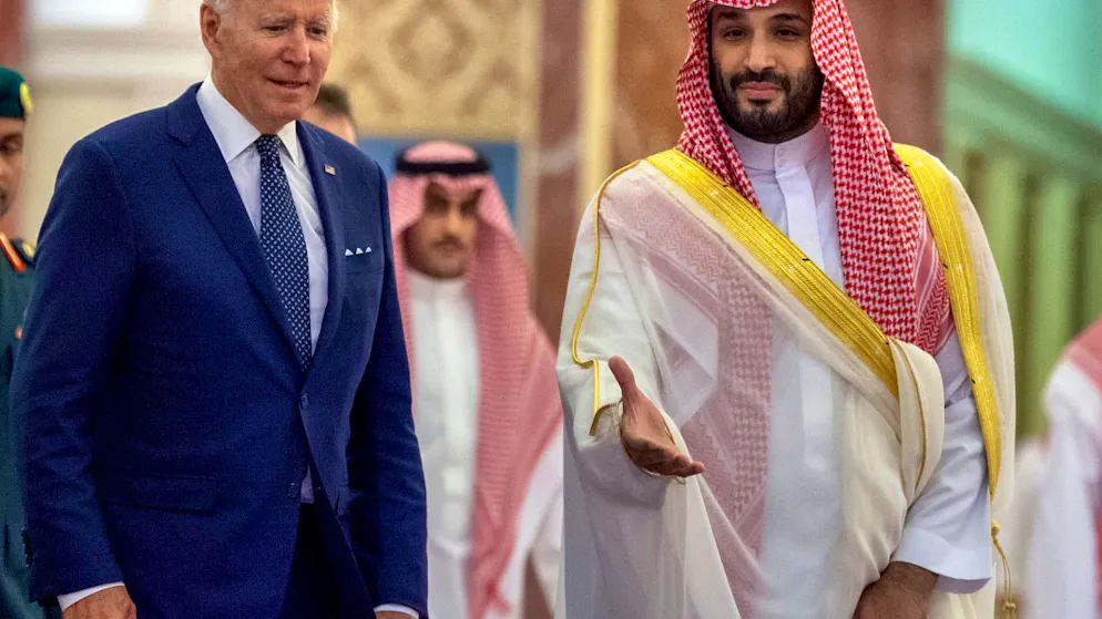 HANDOUT - Auf diesem vom saudischen Königspalast herausgegebenen Foto begrüßt Mohammed bin Salman (r), Kronprinz von Saudi-Arabien, Joe Biden, Präsident der USA, bei seiner Ankunft im Al-Salam-Palast. Foto: Bandar Aljaloud/Saudi Royal Palace/AP/dpa - ACHTUNG: Nur zur redaktionellen Verwendung im Zusammenhang mit der aktuellen Berichterstattung und nur mit vollständiger Nennung des vorstehenden Credits