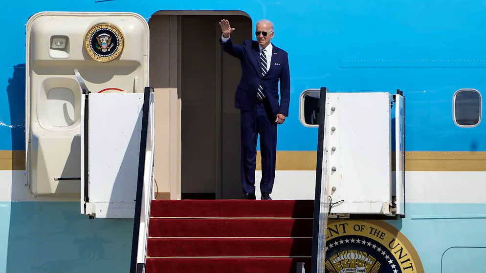 Joe Biden, Präsident der USA, winkt vor seinem Abflug nach Saudi-Arabien vom Ben-Gurion-Flughafen. Foto: Ariel Schalit/AP/dpa