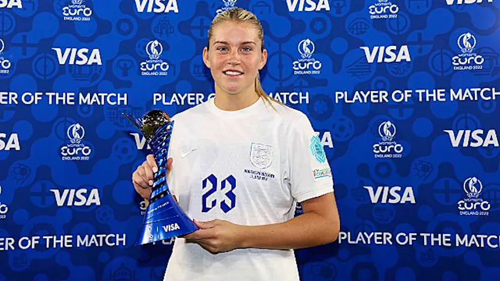 Einen ersten Pokal hat Alessia Russo auf sicher: Die Doppeltorschützin wird zur Spielerin des Spiels gekürt.
