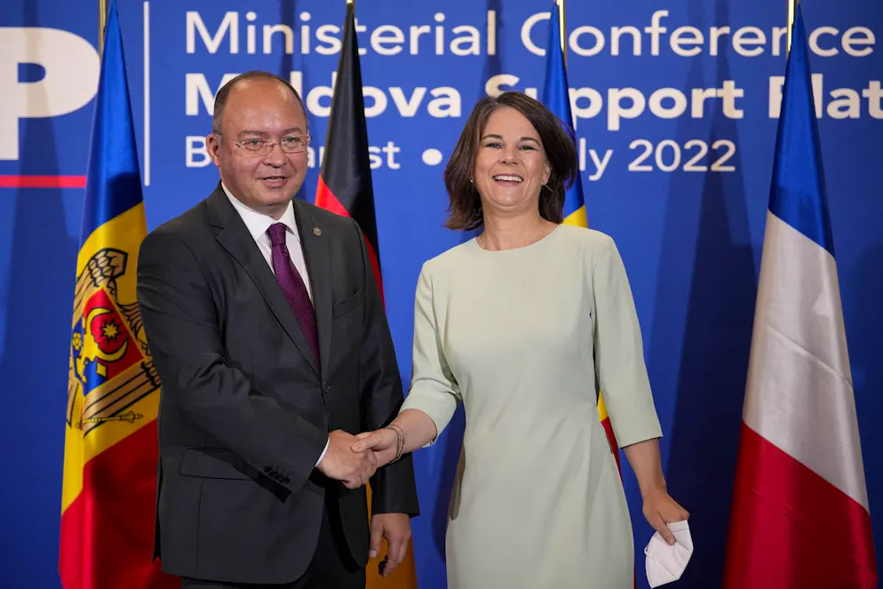 Die deutsche Aussenministerin Annalena Baerbock zusammen mit Rumäniens Aussenminister Bogdan Aurescu an der Moldau-Konferenz am Freitag.