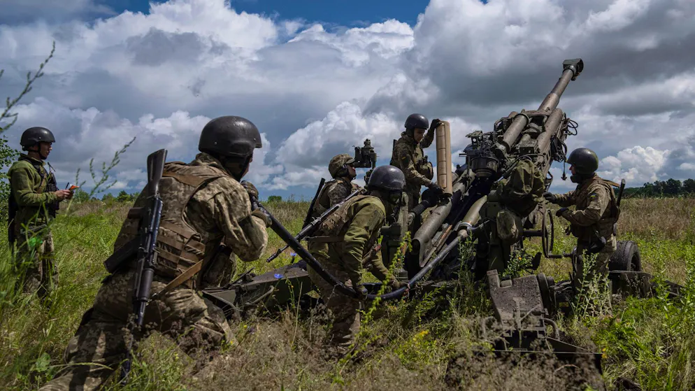 Ukrainische Soldaten laden Munition in eine von den USA gelieferte M777 Haubitze. Der Schmuggel grösserer Waffen kann laut dem ukrainische Verteidigungsminister Olexij Resnikow durch GPS-Tracker verhindert werden. (Archiv)