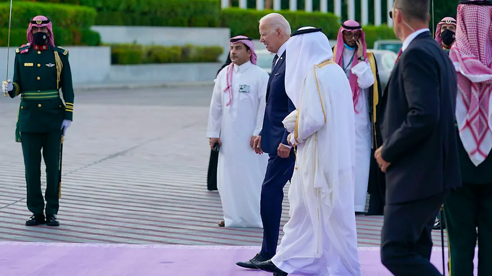 Joe Biden (M), Präsident der USA, kommt auf dem King Abdulaziz International Airport an. Ungeachtet anhaltender Kritik wegen der Menschenrechtslage in Saudi-Arabien ist Biden zu politischen Gesprächen in die streng konservative Golfmonarchie gereist.