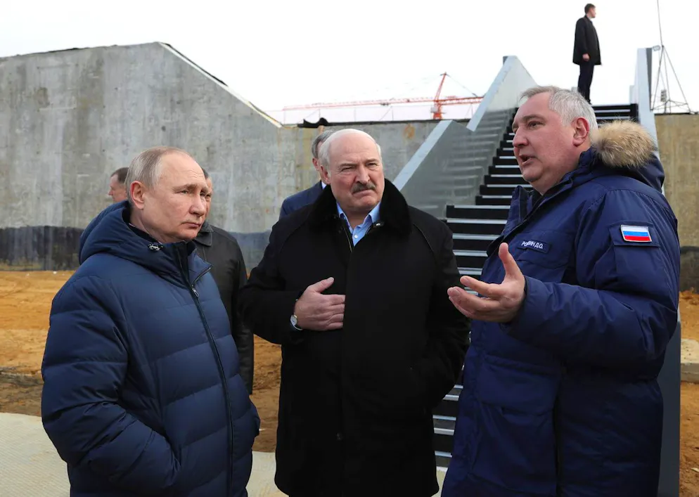 Dmitri Rogosin (reechts) zusammen mit Alexander Lukaschenko und Wladimir Putin im April 2022. Am 15. Juli entliess Putin ihn als Roskosmos-Chef.  