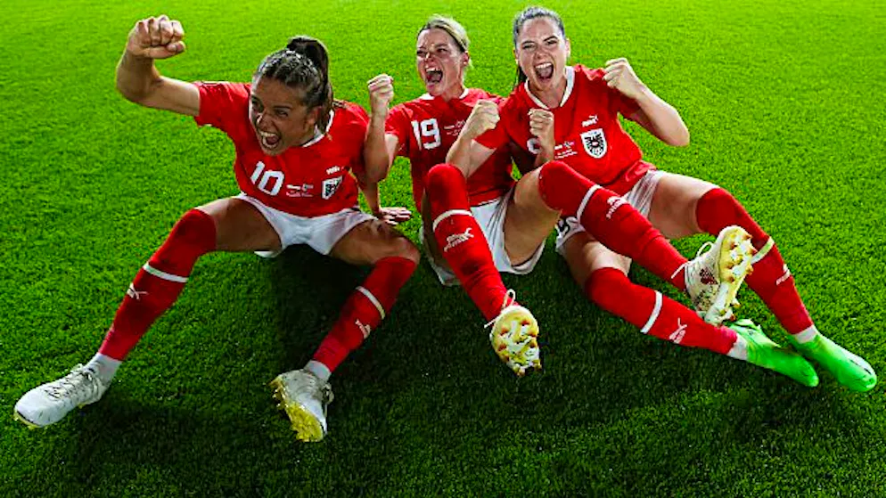 Die Österreicherinnen feiern den Einzug in den EM-Viertelfinal.