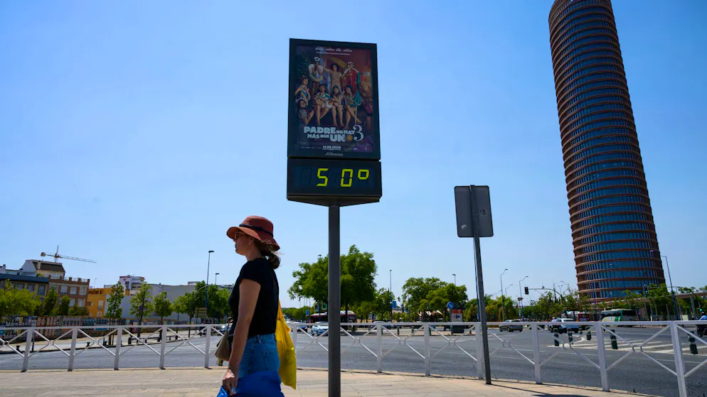 Ein öffentliches Thermometer zeigt in Sevilla eine Temperatur von 50 Grad an. Die derzeitige Gluthitze-Periode in Spanien soll mindestens bis zum kommenden Dienstag anhalten.