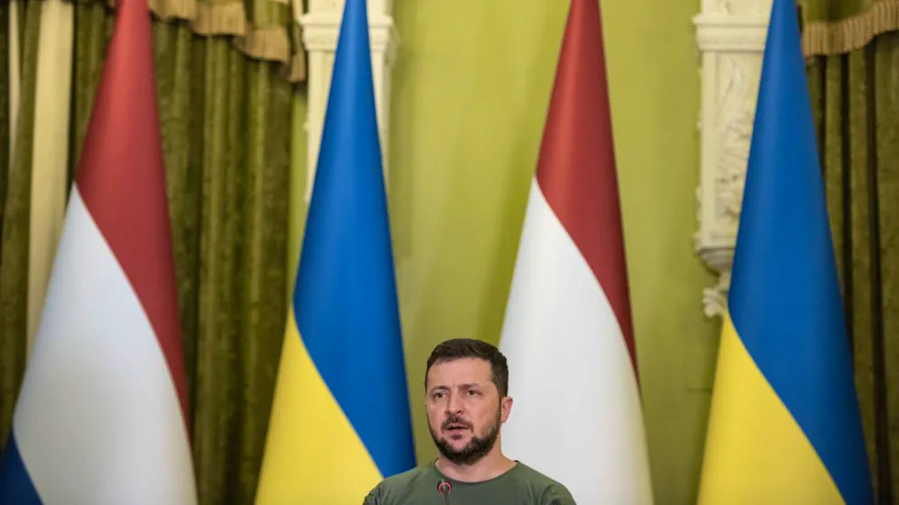 Kein anderes Land auf der Welt nehme sich heraus, jeden Tag mit seinen Raketen und seiner Artillerie «friedliche Städte und alltägliches menschliches Leben» zu vernichten, sagte der ukrainische Präsident Wolodymyr Selenskyj. Bei dem Raketenangriff seien am Donnerstag in Winnyzja 23 Menschen getötet worden, darunter drei Kinder. (Photo by Alexey Furman/Getty Images)