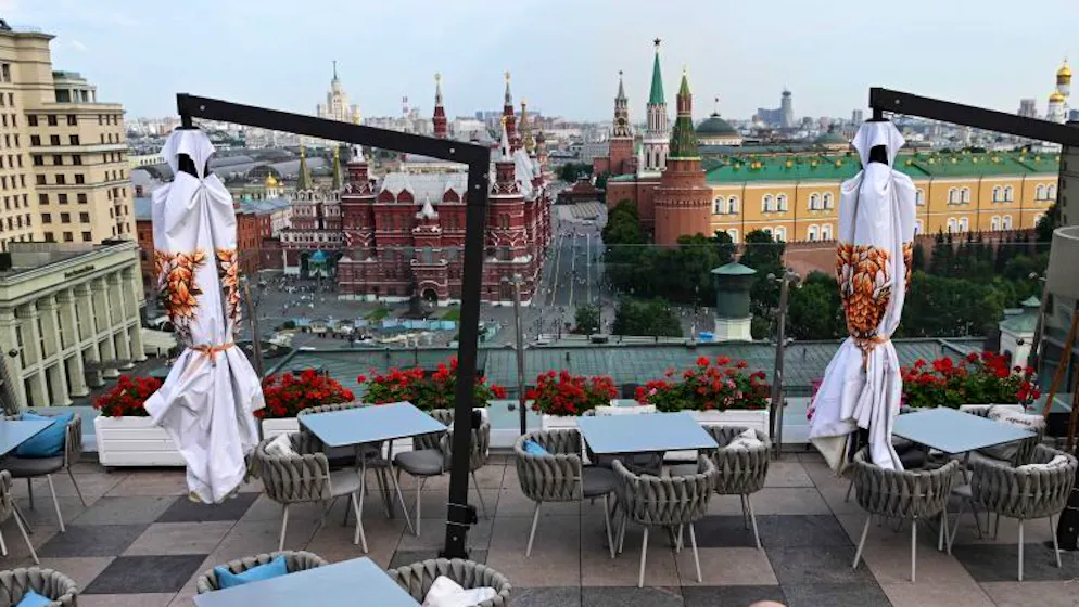 Auf der Dachterrasse mit Blick zum Kreml des Hotels Carlton Moskau unweit des Roten Platzes herrscht gähnende Leere. Da hilft auch der neue Name nicht. Bisher hiess das Luxushotel Ritz-Carlton, änderte aber den Namen, weil die Betreiberkette Marriott International den Betrieb einstellte. (Photo by KIRILL KUDRYAVTSEV/AFP via Getty Images)