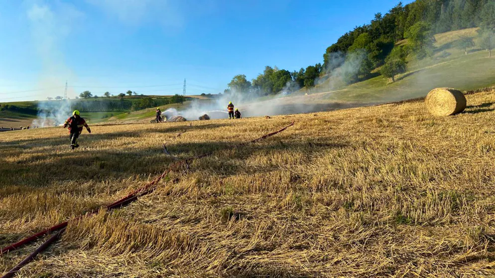 Die Feuerwehr Laufenburg konnte die Flammen auf einem Stoppelfeld rasch eindämmen.