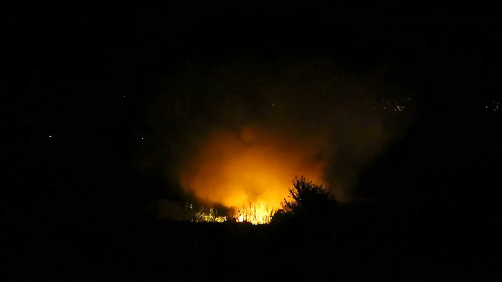 Flammen lodern an der Absturzstelle nahe Kavala im Nordosten Griechenlands. Foto: Ilias Kotsireas/InTime News via AP/dpa - ACHTUNG: Nur zur redaktionellen Verwendung und nur mit vollständiger Nennung des vorstehenden Credits