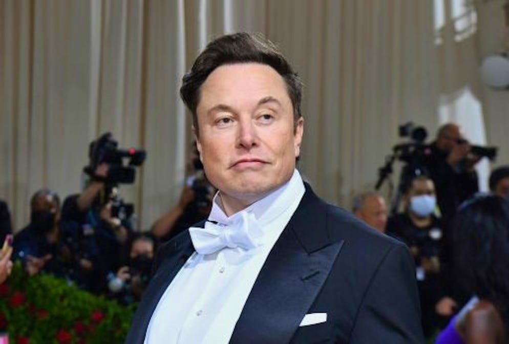 Elon Musk, propriétaire de Twitter depuis un mois, a assuré lundi qu'Apple «menaçait» de retirer le réseau social de son magasin d'applications sur les iPhone, une décision qui serait catastrophique pour la plateforme déjà très malmenée.