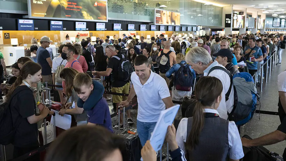 Ferien in allen Kantonen. Hohes Passagieraufkommen am Flughafen Zürich