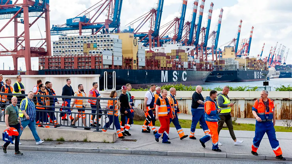 Hafenarbeiter in Hamburg gehen zu einer Streikversammlung. (Archivbild)