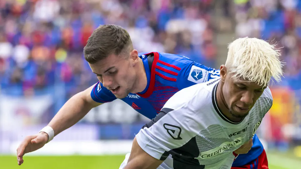 Kevin Rüegg (vorne) mit Lugano im Duell mit Darian Males