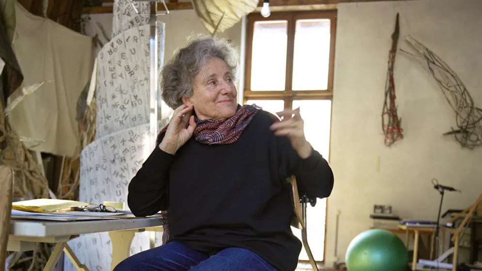 Die Künstlerin und Schriftstellerin Erica Pedretti in ihrem Atelier in La Neuveville BE aufgenommen am 26. Januar 2005. (Archivbild)