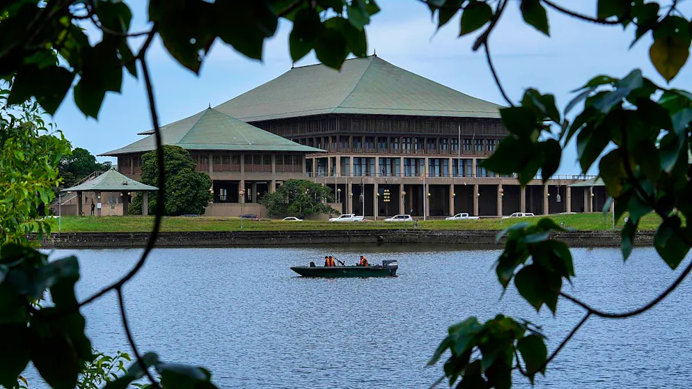 Armeesoldaten patrouillieren in einem Boot vor dem Parlament. Vier Kandidaten stellen sich in Sri Lanka für das Präsidenten zur Wahl, doch gelten nur zwei von ihnen als chancenreich. Foto: Rafiq Maqbool/AP/dpa
