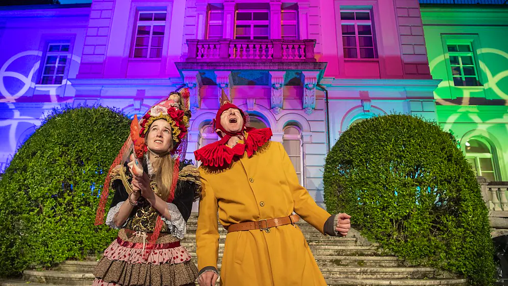 Eine Szene des Theaterstücks "Viel Lärm um nichts" der Luzerner Freilichtspiele bei der Villa Schröder in der Nähe des Schulhauses Wartegg. (Archivbild)