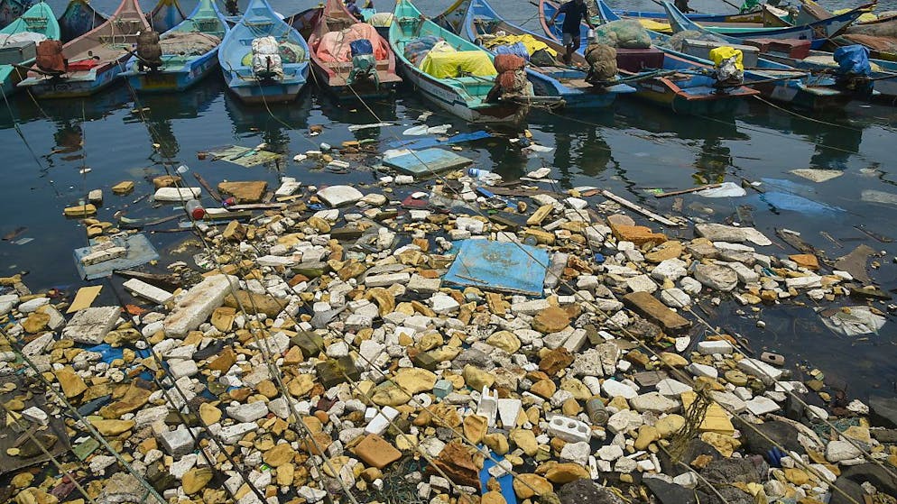 Einer Studie zufolge ist der Meeresgrund noch stärker mit Mikroplastik belastet als bisher angenommen wurde. (Archivbild)