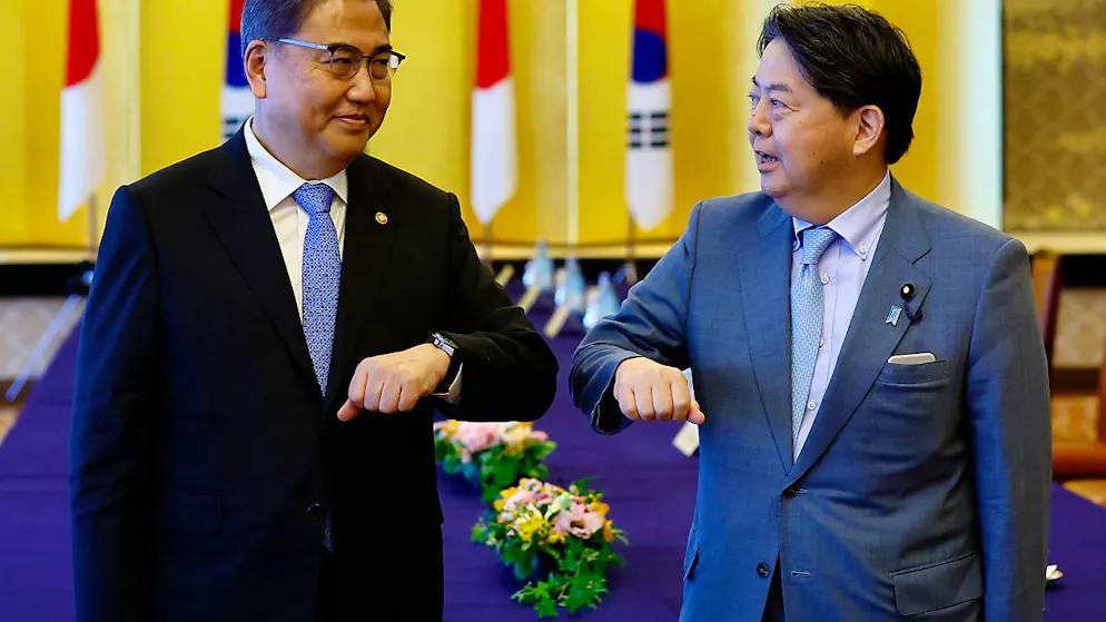 Park Jin (l), Außenminister von Südkorea, und Yoshimasa Hayashi, Außenminister von Japan, stoßen vor ihren Gesprächen die Ellbogen aneinander. Park ist vom 18. bis 20. Juli in Japan, um über die bilateralen Beziehungen und die Situation auf der koreanischen Halbinsel zu beraten. Foto: Kim Kyung-Hoon/Pool Reuters/AP/dpa