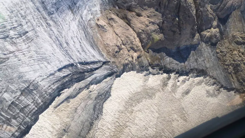 HANDOUT - Die Luftaufnahme zeigt eine ungefähr 200 Meter lange und zwischen 25 und 35 Meter breite Spalte an der Marmolata in Norditalien, dem höchsten Berg der Dolomiten. Foto: Provincia Autonoma di Trento/dpa - ACHTUNG: Nur zur redaktionellen Verwendung im Zusammenhang mit der aktuellen Berichterstattung und nur mit vollständiger Nennung des vorstehenden Credits