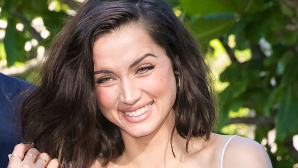 Hitze am Filmset: «Es ist herausfordernd» - Gallery. Schauspielerin Ana de Armas kann auf dicke Jacken im Sommer gut verzichten.