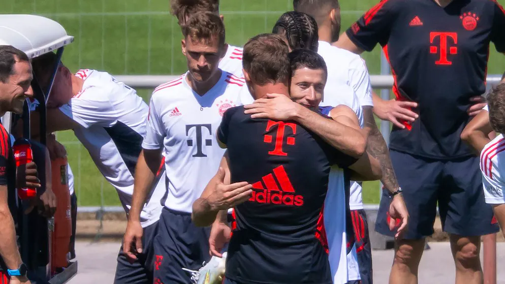 Lewandowski verabschiedet sich von Bayern-Trainer Julian Nagelsmann.