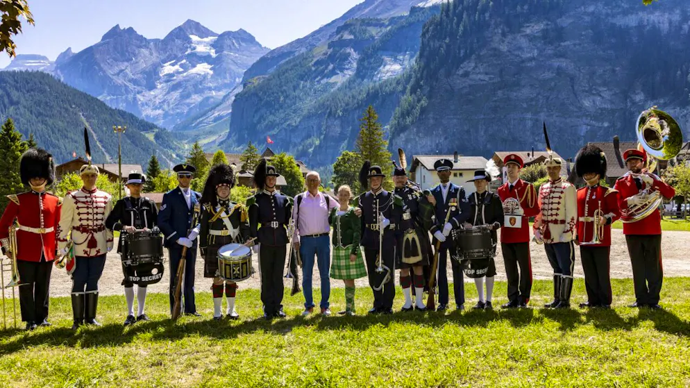 Alt Bundesrat Ogi inmitten der internationalen Geburtstagsdelegation von Basel Tattoo.