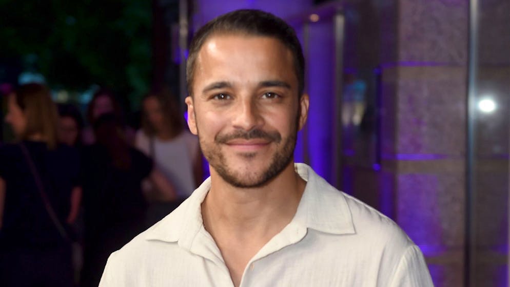 Hitze am Filmset: «Es ist herausfordernd» - Gallery. Kostja Ullmann sucht die Nähe von Ventilatoren.