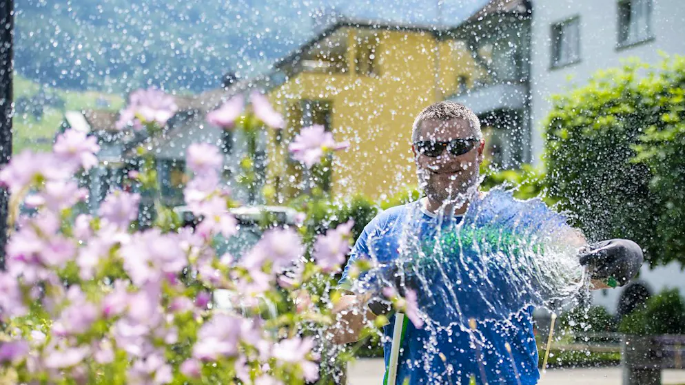 Der Gemeindearbeiter Adrian Tresch bewässert wegen der grossen Hitze Blumenkisten in der Gemeinde Buochs im Kanton Nidwalden. In einigen Gemeinden wie in Courtételle (JU) und in Mendrisio (TI) ist die Bewässerung von Rasen mit Trinkwasser wegen des fehlenden Wassers untersagt worden.