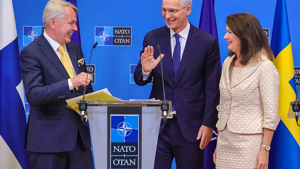Pekka Haavisto (l), Außenminister von Finnland, Ann Linde, Außenministerin von Schweden, und Jens Stoltenberg, NATO-Generalsekretär bei einer Pressekonferenz. Foto: Olivier Matthys/AP/dpa