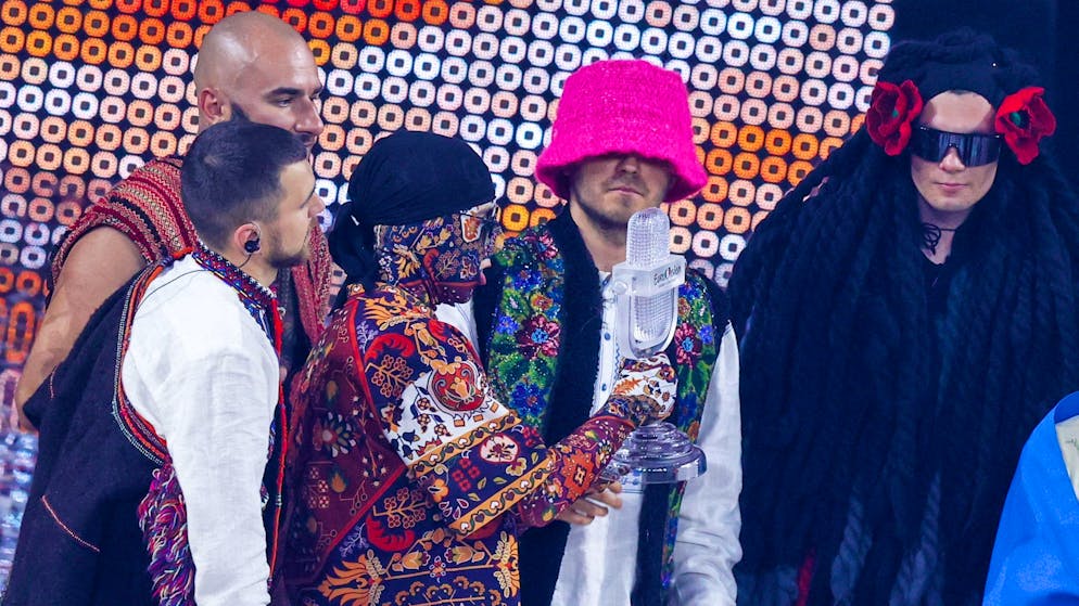 Grosser Auftritt in Pink: Oleh Psiuk, Frontmann der ukrainischen Band Kalush Orchestra, kam mit Fischerhut zum Eurovision Song Contest – und gewann mit der Band.