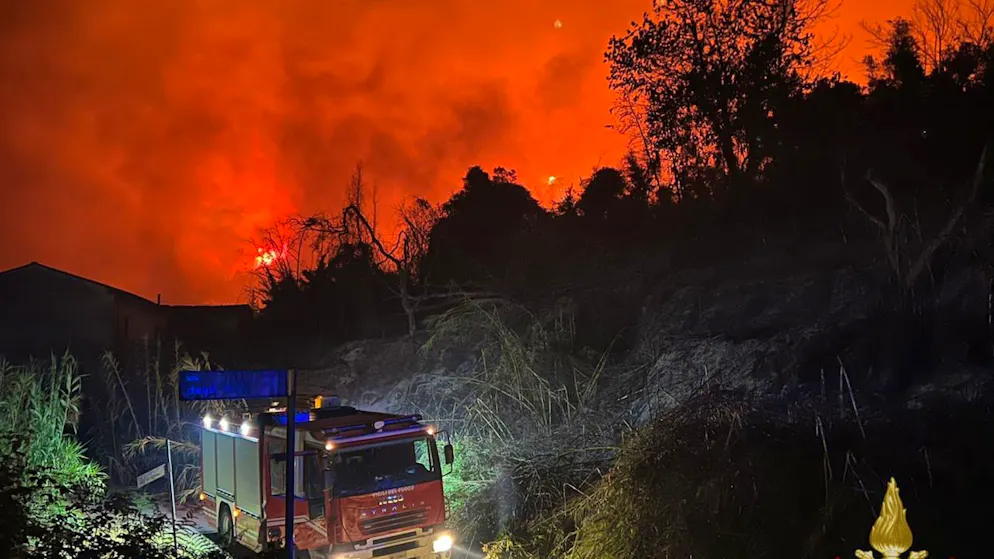 HANDOUT - Rund 30 Menschen mussten in der toskanischen Gemeinde Massarosa evakuiert werden, weil die Flammen ihre Häuser bedrohten. Foto: Vigili del Fuoco/dpa - ACHTUNG: Nur zur redaktionellen Verwendung im Zusammenhang mit der aktuellen Berichterstattung und nur mit vollständiger Nennung des vorstehenden Credits