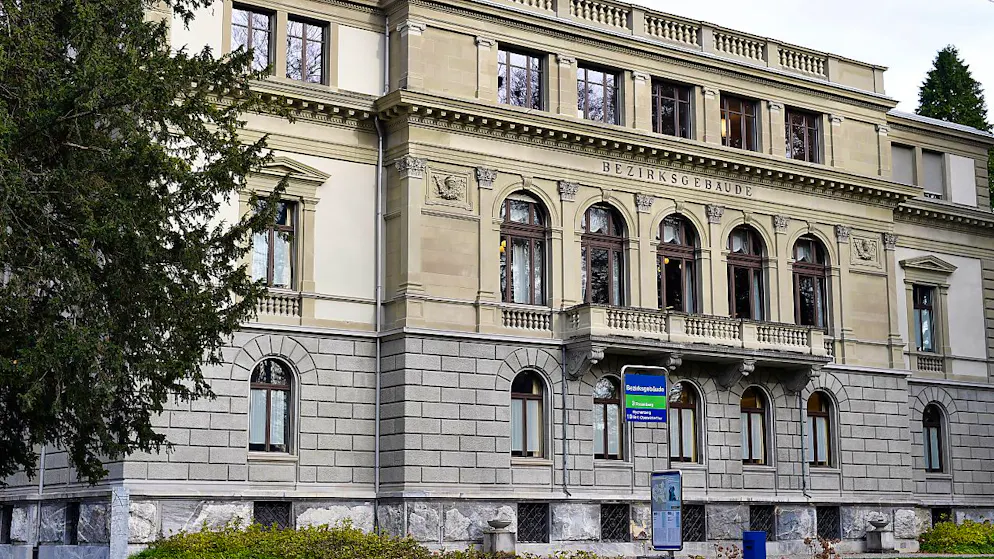 Eine ehemalige Kirchenpflegepräsidentin aus dem Tösstal muss sich Anfang August vor Gericht verantworten: Sie hatte eigenmächtig ihren Schwiegersohn angestellt. (Archivbild)