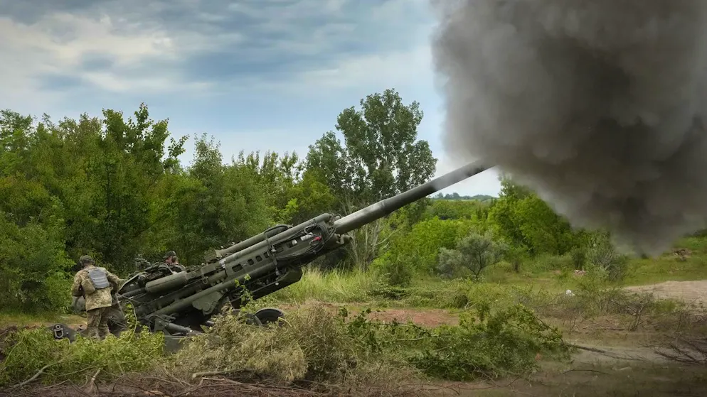 Ukrainische Soldaten beschiessen im Donbass russische Stellungen. (Archiv)