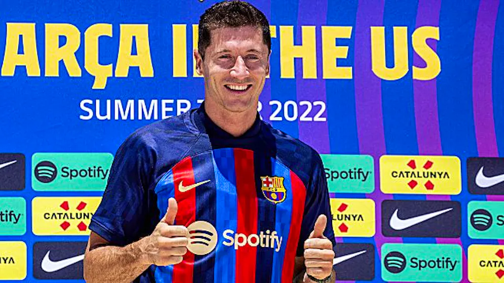 Robert Lewandowski hat gut lachen, denn er hat sein bedrucktes Shirt bekommen.