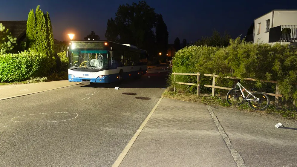 Bei einem Unfall in Maur ist ein 10-jähriger Knabe mittelschwer am Kopf verletzt worden. Im Bild der Linienbus mit kaputter Frontscheibe.