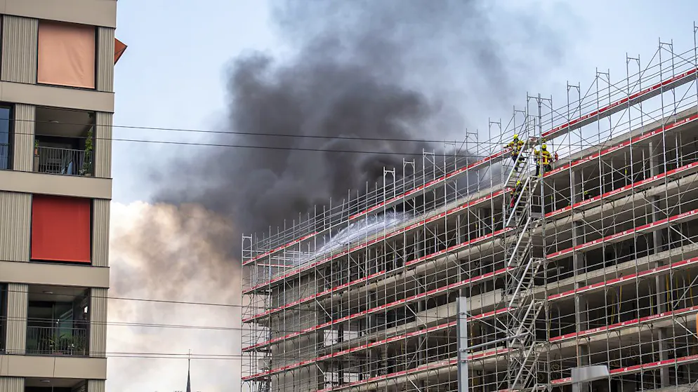 Die Feuerwehr bekämpft einen Brand auf einer Baustelle in der Luzerner Agglomerationsgemeinde Horw.