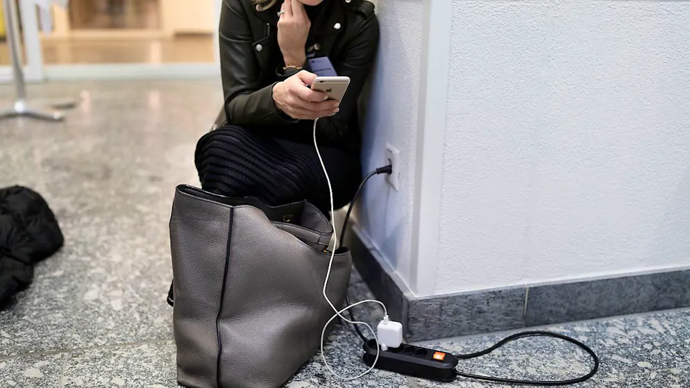 Ihr Handy aufzuladen dürfte nächstes Jahr für viele Aargauerinnen und Aargauer teurer werden. (Archivbild)