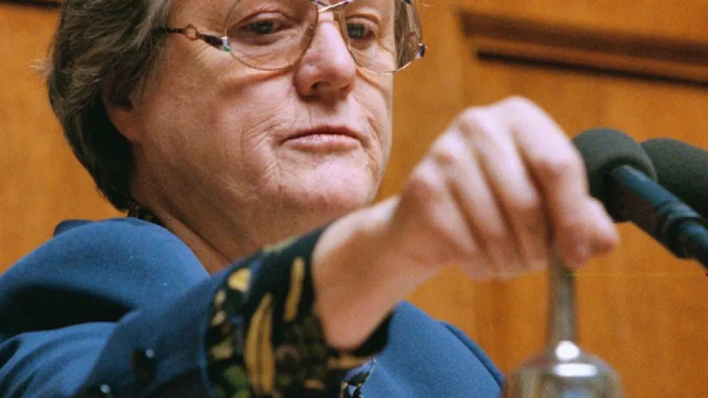 Die damalige Luzerner CVP-Politikerin Judith Stamm läutet als Nationalratspräsidentin 1997 in Bern die Frühjahrssession der Eidgenössischen Räte ein. (Archivbild)