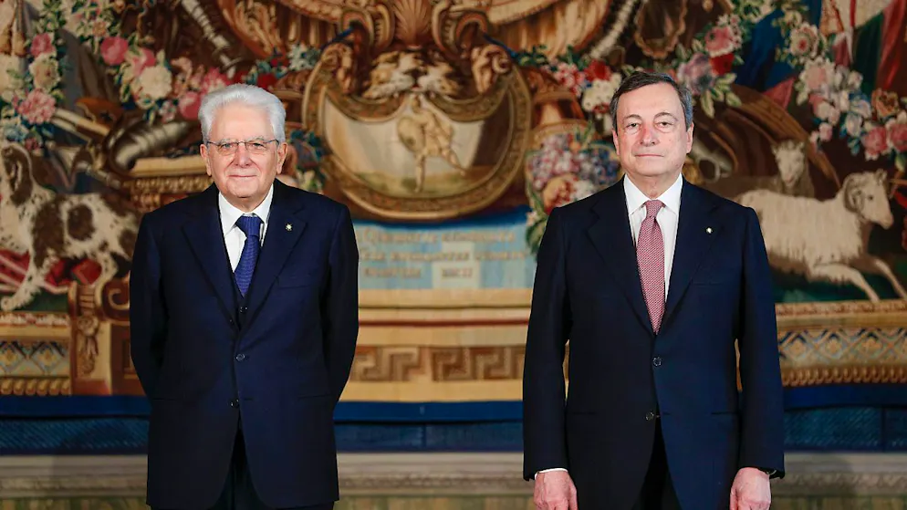 ARCHIV - Staatspräsident von Italien Sergio Mattarella (l)zusammen mit Italiens Ministerpräsidenten Mario Draghi. Foto: Guglielmo Mangiapane/Pool Reuters/AP/dpa