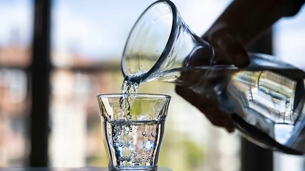 "Ein Glas Wasser kann auch vor der Türe und beaufsichtigt getrunken werden", schreibt die Aargauer Kantonspolizei. (Archivbild)