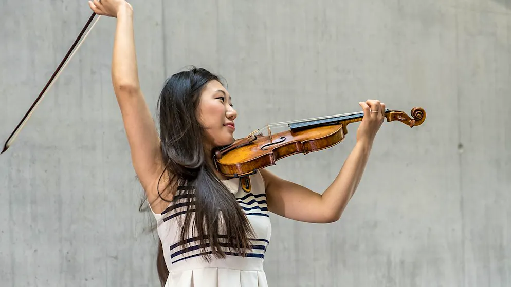 Die Geigerin Irina Pak mit der Biotech-Violine.