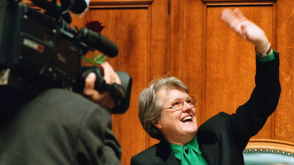 Die frischgewählte Nationalratspräsidentin Judith Stamm (CVP/LU) freut sich am 25. November 1996 im Nationalrat nach ihrer Wahl auf dem höchsten Stuhl des Nationalrats. 